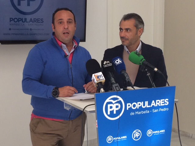 Los ediles del PP Javier Mérida (izq) y José Eduardo Díaz, durante su comparecencia. FOTO// marbellaconfidencial.es