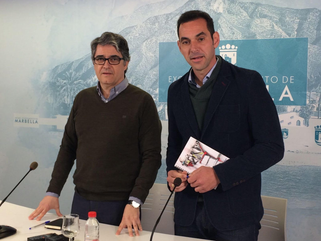 Los tenientes de alcalde de Marbella Javier Porcuna (PSOE) y Miguel Díaz (IU) en rueda de prensa este martes, tras la habitual Junta de Gobierno Local semanal. FOTO/ MARBELLA CONFIDENCIAL