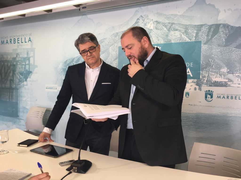 El teniente de alcalde portavoz del Ayto de Marbella, Javier Porcuna (izqda) consulta documentos junto al asesor jurídico laboral del PSOE, Daniel Pérez Moreno, este martes en rueda de prensa. FOTO/ MARBELLA CONFIDENCIAL