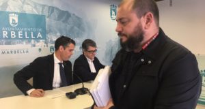En primer plano el exasesor de Personal del Ayuntamiento de Marbella, Daniel Pérez (PSOE), poco antes de abandonar una rueda de prensa que ofreció junto al exacalde José Bernal, y el exportavoz Javier Porcuna, meses atrás. FOTO/ MARBELLA CONFIDENCIAL