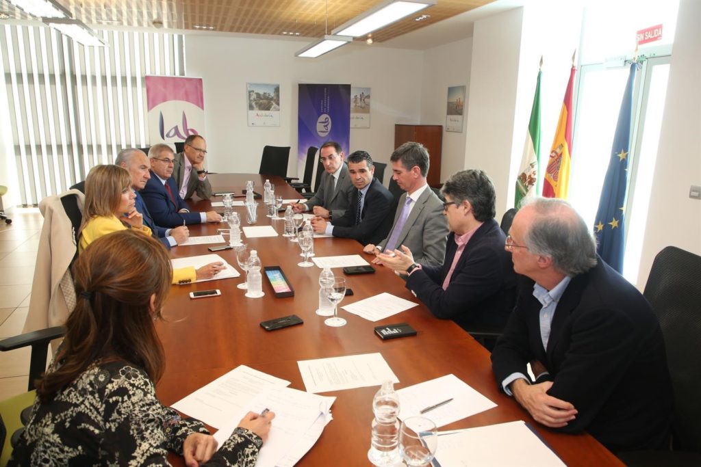 Imagen de archivo distribuida por el Ayuntamiento de Marbella del encuentro mantenido entre el alcalde, José Bernal, el delegado de Turismo, Javier Porcuna, y representantes empresariales miembros del Foro.