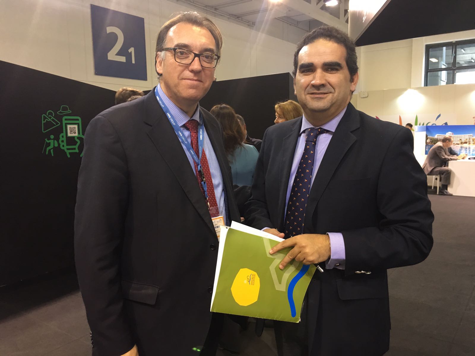 El director general de Turismo de la Costa del Sol, Arturo Bernal, junto al consejero delegado de Acosol, Manuel Cardeña, en imagen de archivo. FOTO/ MARBELLA CONFIDENCIAL