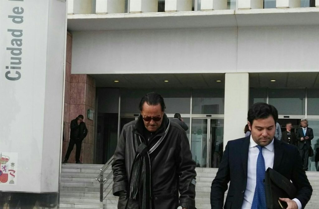 El exalcalde de Marbella Julián Muñoz junto a su abogado, Eduardo Zuleta, a la entrada de uno de sus juicios. FOTO/ EP