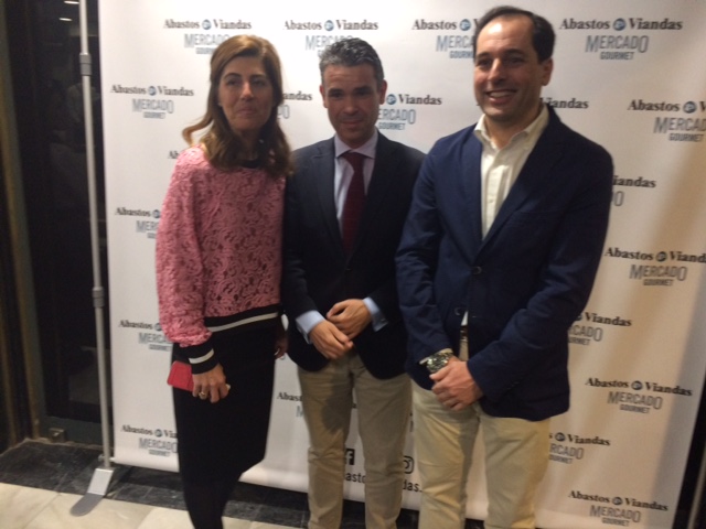 La gerente del CIT, Begoña Castillo, junto al entonces alcalde de Marbella, José Bernal, y Francisco Gómez Palma, copropietario junto a ella de Abastos & Viandas y coordinador local de Ciudadanos cuando se inauguró el establecimiento. FOTO// marbellaconfidencial.es