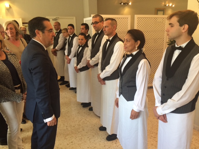 El exsubdelegado del Gobierno en Málaga, Miguel Briones, saluda a los alumnos de la Escuela de Hostelería 'Bellamar', que en 2017 celebró su 50 aniversario. FOTO// M.C