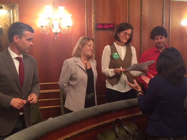 La concejal de Urbanismo, Isabel Pérez (de espaldas), dialoga con los ediles de Podemos ante la mirada de Bernal. FOTO// M.C