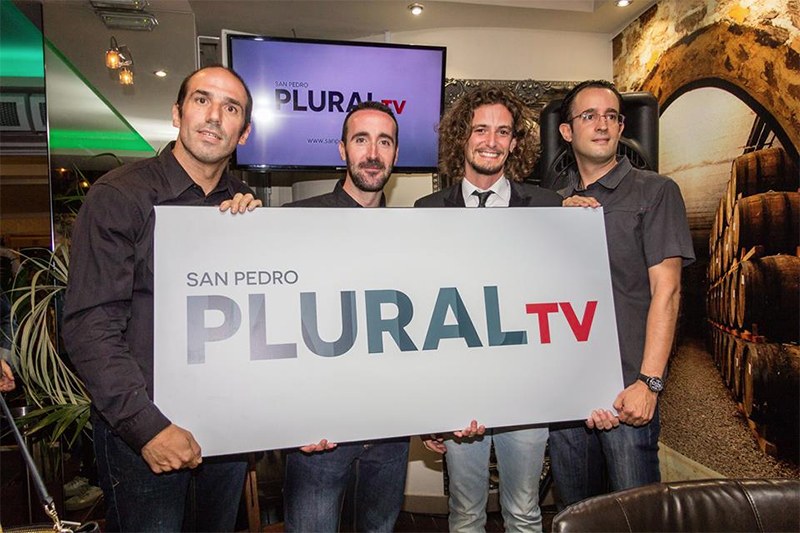 Antonio Piña, segundo por la derecha, junto al resto de sus socios en San Pedro Plural TV cuando se presentó la productora en septiembre de 2015. FOTO/ MARBELLA CONFIDENCIAL
