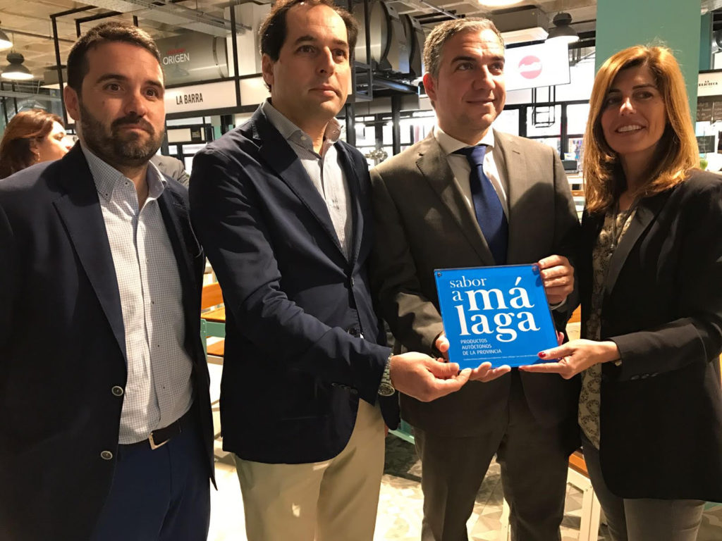 De izqda a dicha el diputado provincial Jacobo Florido; Francisco Gómez; Elías Bendodo, presidente de la Diputación, y Begoña Castillo, gerente de Abastos y Viandas. FOTO/ MC
