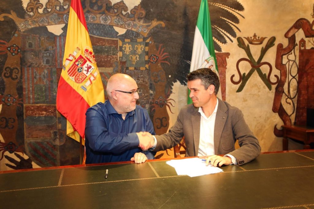 El alcalde, José Bernal, y el presidente de la asociación LGTBI Adriano Antinoo, Pablo Morterero, este lunes en el Ayto. FOTO/ EP