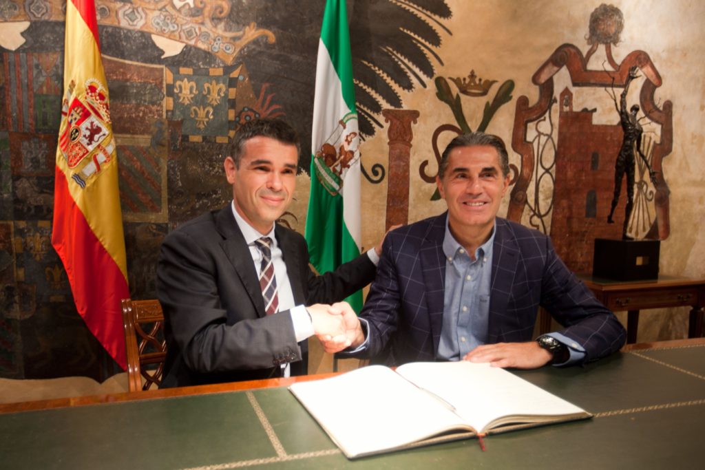 El alcalde de Marbella, José Bernal, junto al seleccionador español de baloncesto Sergio Scariolo, en imagen de archivo.