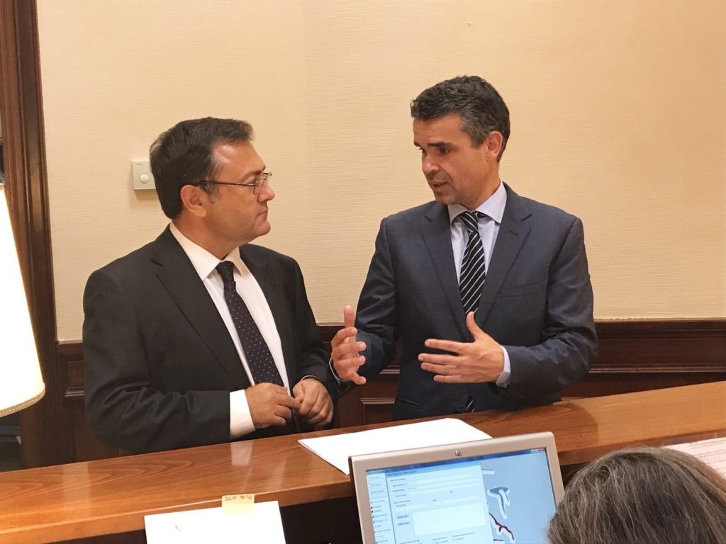 El diputado del PSOE por Málaga Miguel Ángel Heredia junto al alcalde de Marbella, el socialista José Bernal, al presentar por Registro de Entrada del Congreso las iniciativas para Marbella. FOTO/ EP