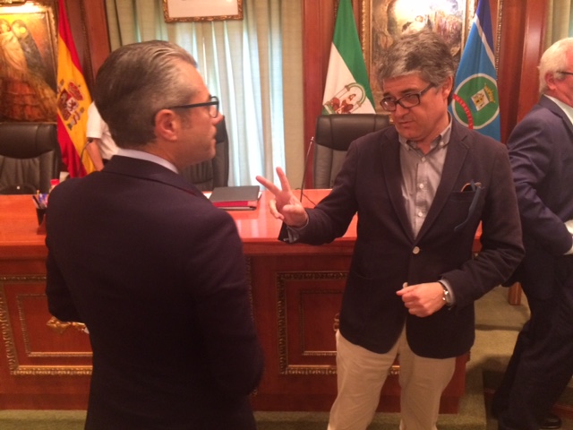 El concejal del PSOE Javier Porcuna (dcha) dialoga con el edil delegado de Seguridad Ciudadana, José Eduardo Díaz, en una imagen de archivo. FOTO// M.C