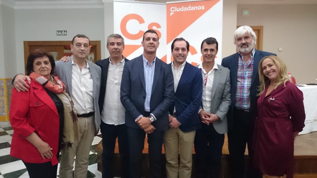 El hasta ahora directivo de Cs Marbella Agustín Rivas, primero por la izquierda, junto a otros dirigentes de Ciudadanos. FOTO/ Cs Málaga