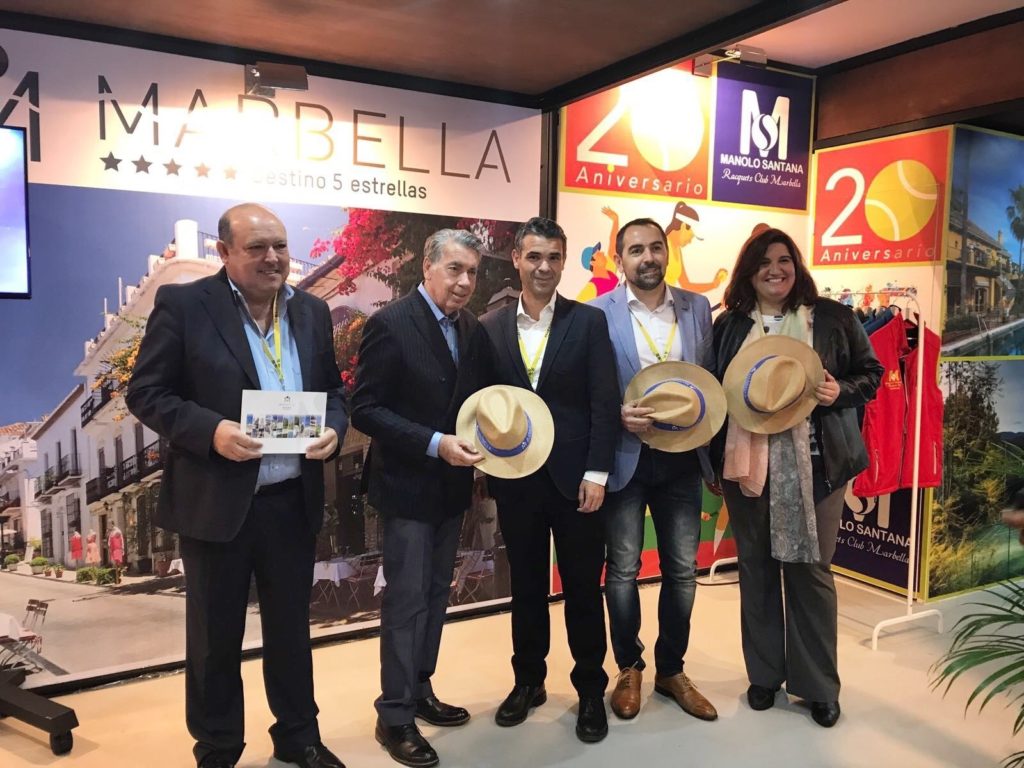 Imagen del stand promocional de Marbella en el Madrid Open, inaugurado por el alcalde, José Bernal, junto a Manolo Santana, entre otros. FOTO/ AYTO