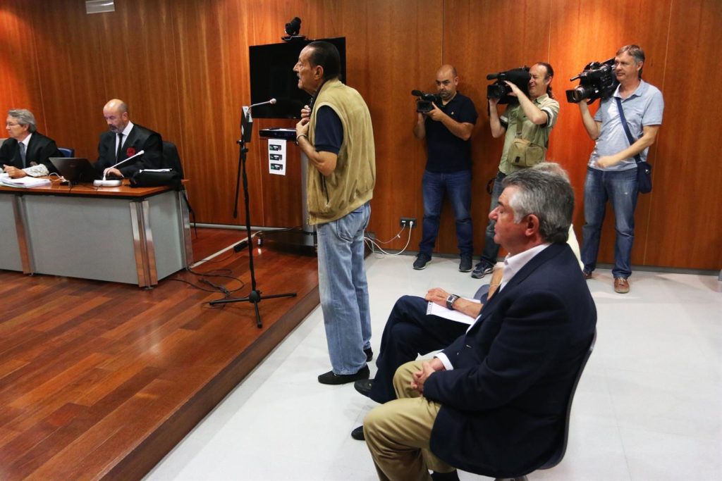 El exalcalde de Marbella Julián Muñoz, declarando en la Audiencia de Málaga en el 'caso Lorcrimar', junto a Juan Antonio Roca, y el empresario Manuel Lores, en imagen de archivo. FOTO/ EUROPA PRESS