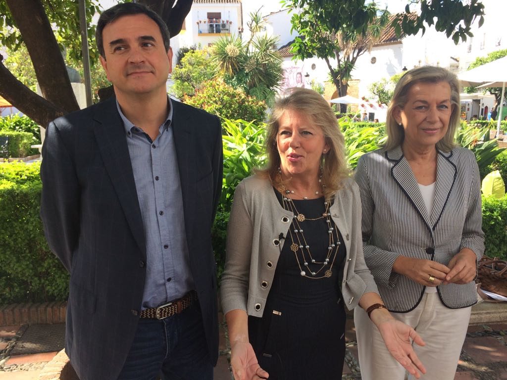 La presidenta del PP local, Ángeles Muñoz (centro) junto a los concejales de su partido Félix Romero y Kika Caracuel, este viernes frente al Ayuntamiento de Marbella. FOTO/ MC