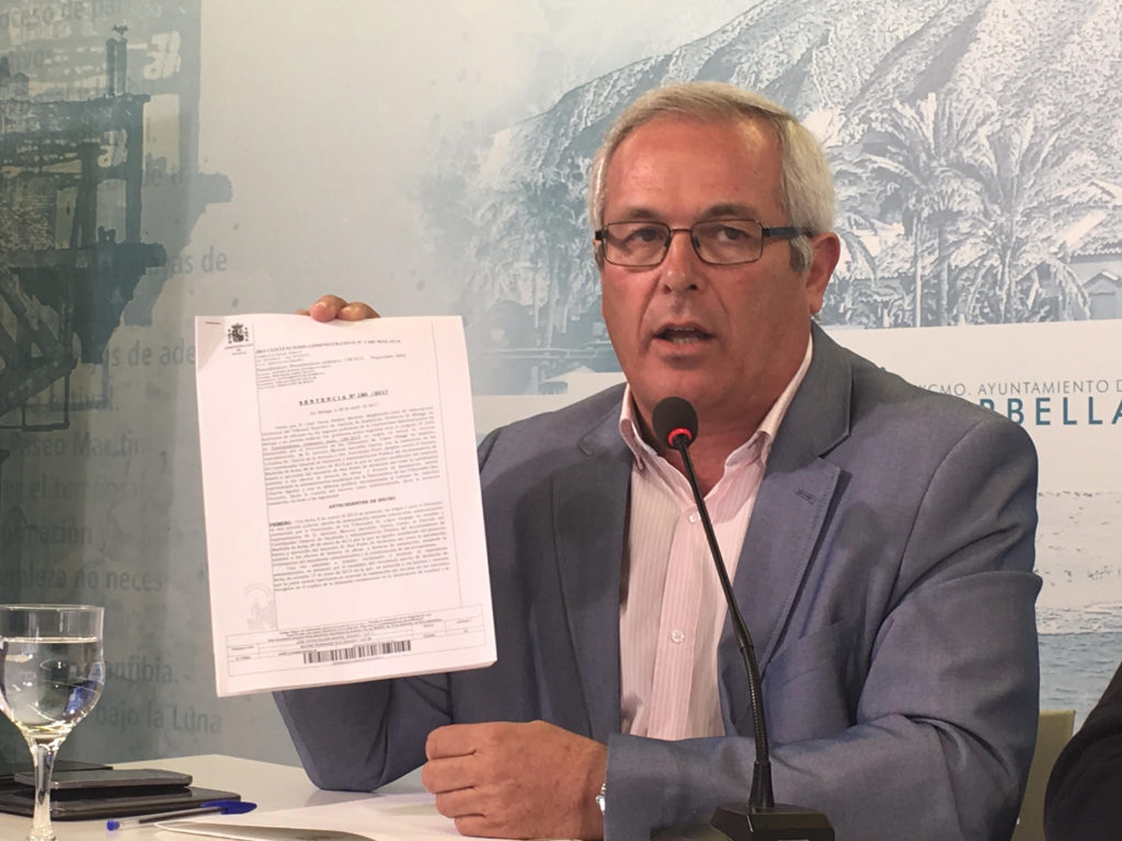El teniente de alcalde de San Pedro, Rafael Piña, muestra documentos durante una comparecencia. FOTO/ MC