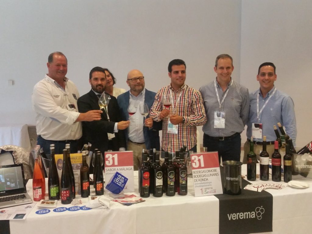 El diputado provincial responsable de la marca Sabor a Málaga, Jacobo Florido (segundo izqda) junto a participantes en el evento este lunes en Sevilla. foto/ EP