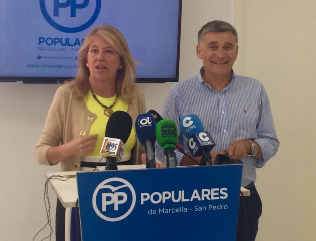 La exalcaldesa de Marbella Ángeles Muñoz (PP), este viernes en rueda de prensa junto al edil Javier García, exdelegado municipal de Obras.FOTO/ MC