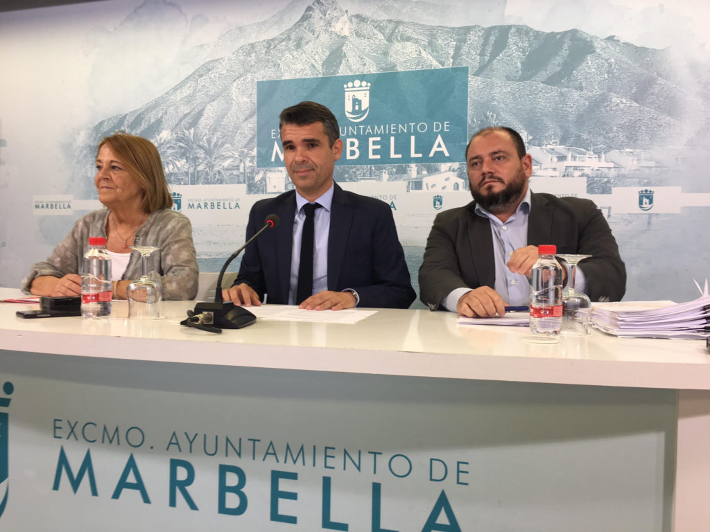 De izqda a drcha la edil de Igualdad, Ana Lechera; el alcalde de Marbella, José Bernal y el asesor de Personal, Daniel Pérez Moreno este jueves en rueda de prensa. FOTO/ MARBELLA CONFIDENCIAL