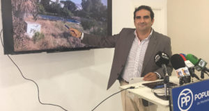El secretario general del PP de Marbella y edil, Manuel Cardeña, este martes en rueda de prensa. FOTO/ MARBELLA CONFIDENCIAL
