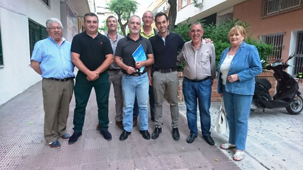 El edil de IU Miguel Díaz junto a representantes de la plataforma a favor de los espigones transitables. Foto/ IU