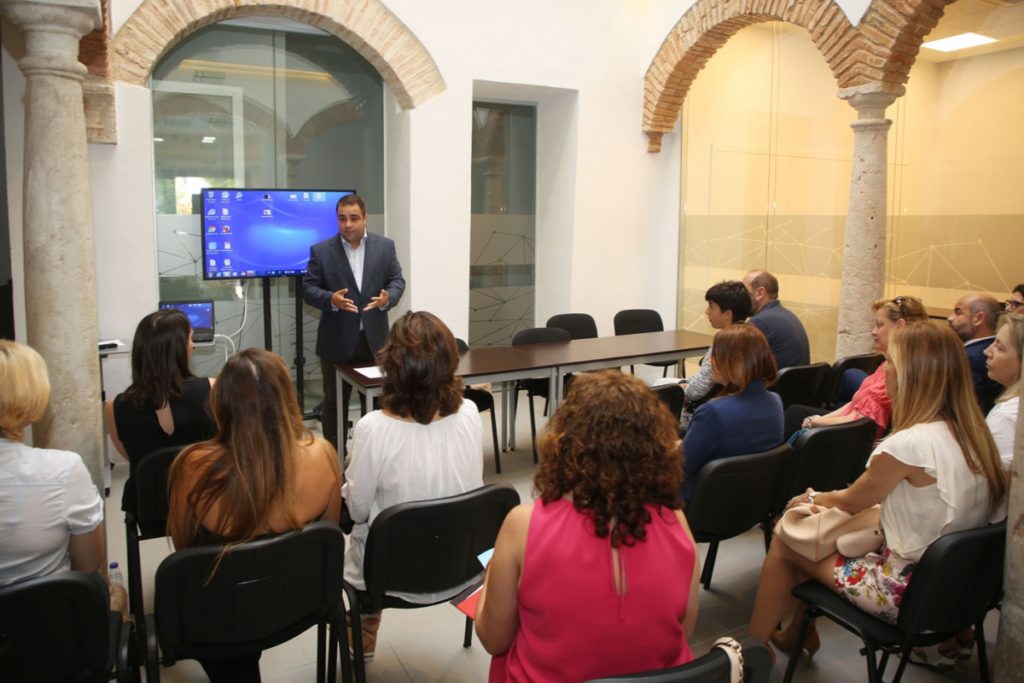 ncejal de Comercio de Marbella, Manuel Morales, durante la reunión con los emprendedores en el vivero. FOTO/ Ayto.