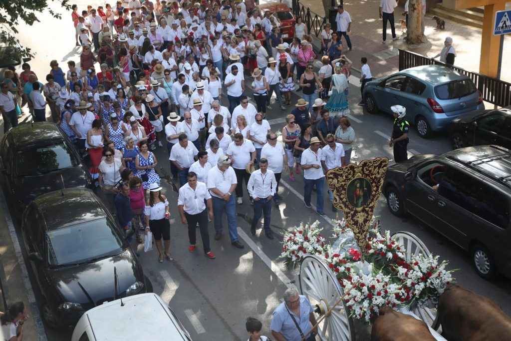 Imagen de la salida de la Hermandad de los Romeros de San Bernabé desde su Casa Hermandad este domingo. foto/ EP-AYTO