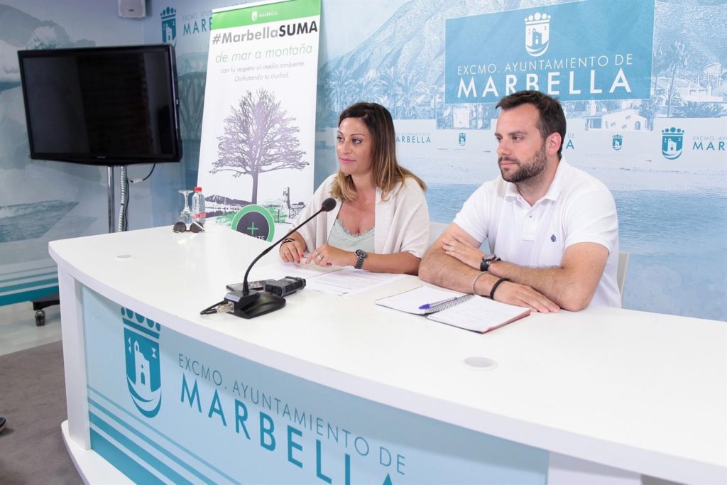 La delegada de Derechos Sociales, Victoria Morales, junto al asesor del área, cargo de IU, Manuel Núñez, este lunes en rueda de prensa. FOTO/ EP-AYTO