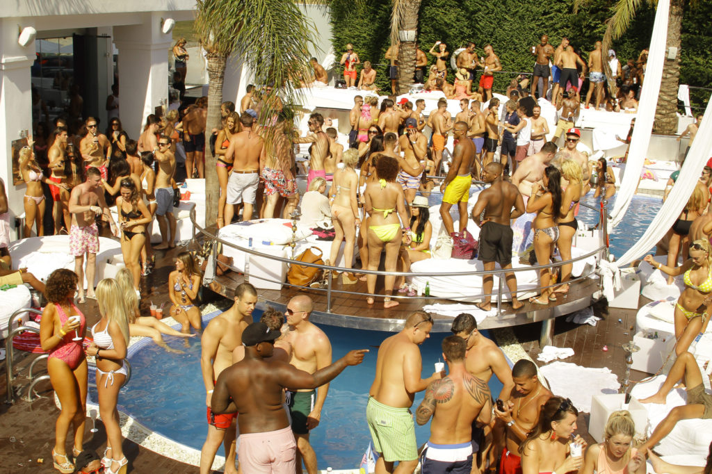 Imagen de una de las fiestas diurnas que se celebran en el Hotel Boutique Sisu, cercano a Puerto Banús