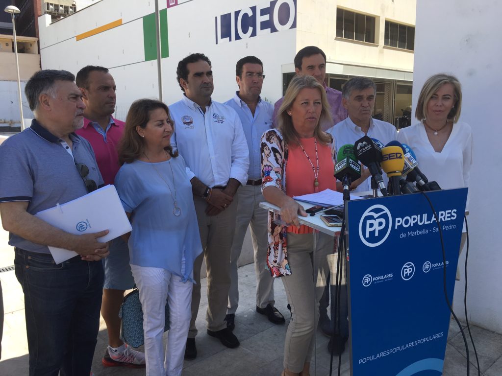 La presidenta local del PP, edil y senadora, Ángeles Muñoz, este viernes en rueda de prensa acompañada por la mayoría de sus concejales en el Francisco Norte. FOTO/ Marbella Confidencial