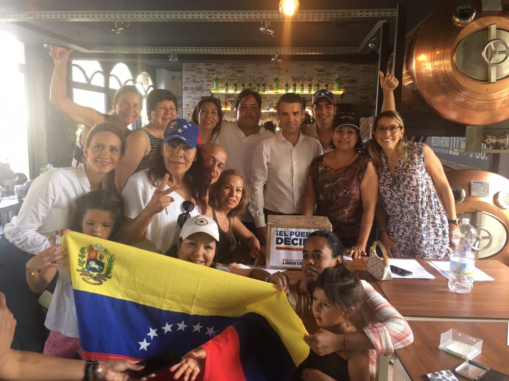 El alcalde de Marbella, José Bernal (centro camisa blanca) rodeado de votantes durante su visita al centro electoral este domingo. FOTO/ MARBELLA CONFIDENCIAL