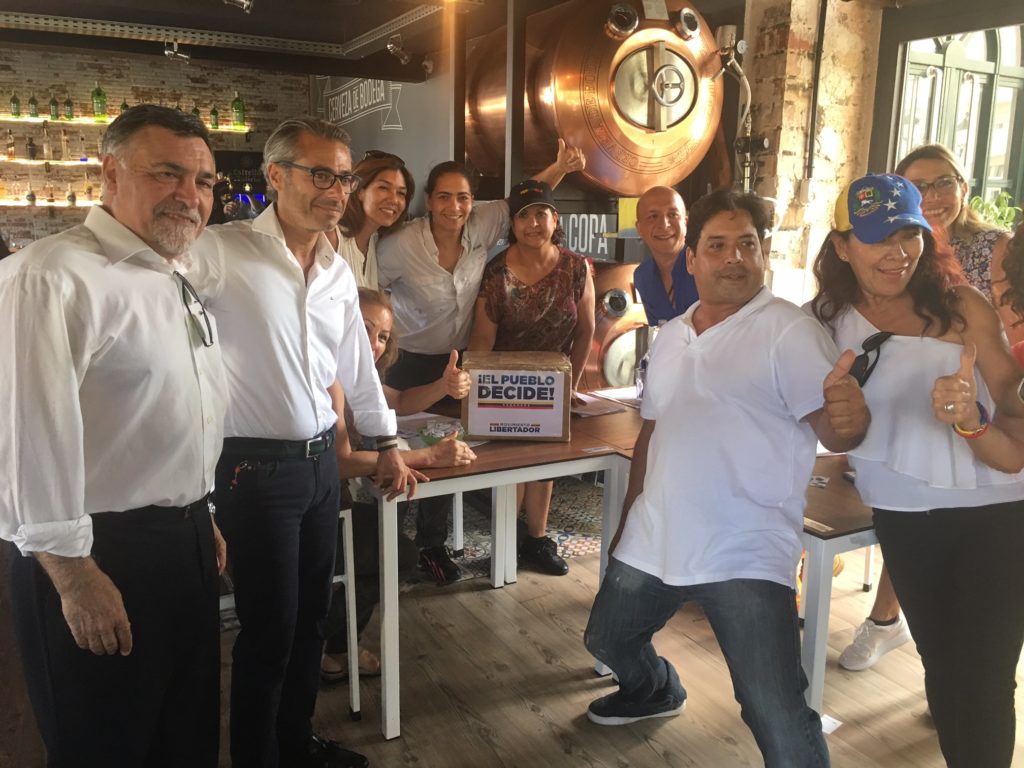 Los concejales del PP Baldomero León y José Eduardo Díaz (izqda) durante su visita al centro de votación este domingo. FOTO/ MARBELLA CONFIDENCIAL