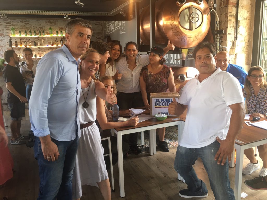Miguel Ángel Hijano y Teté Vinuesa (izqda) cargos locales de Cs Marbella, durante su visita de este domingo al centro de votación. FOTO/ MARBELLA CONFIDENCIAL
