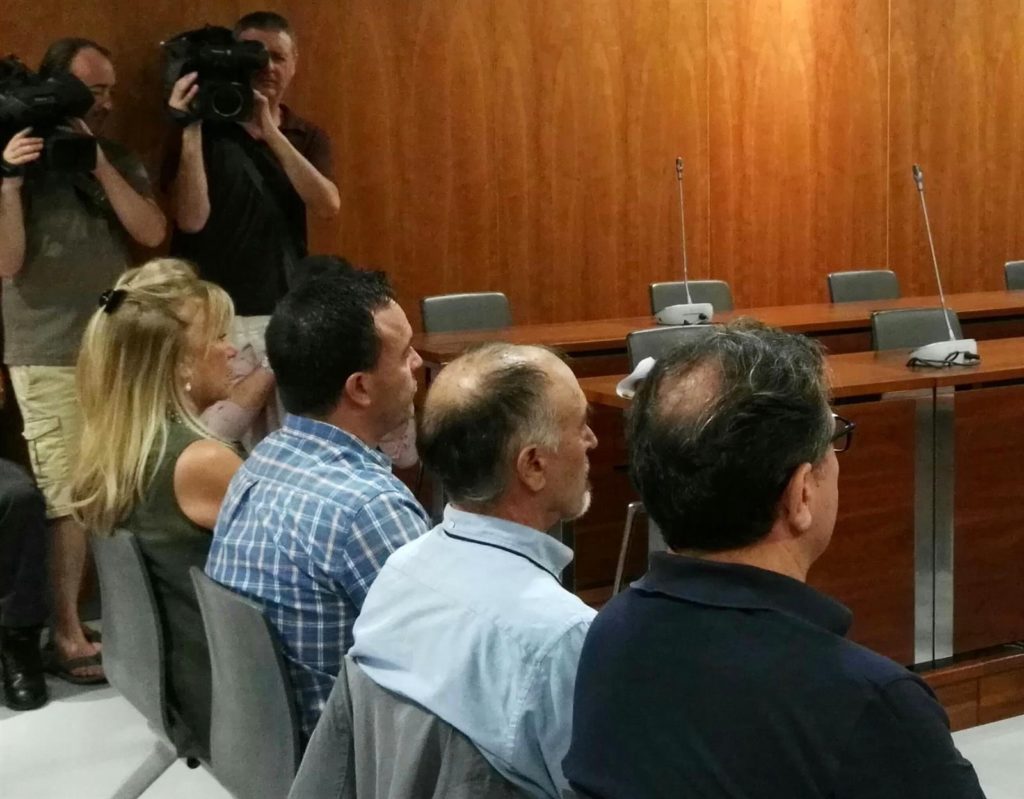 De izqda a drcha la exalcaldesa de Marbella Marisol Yagüe; el exedil de Obras del GIL Vicente Manciles y los técnicos municipales Luis Angel Maté y Elías del Pozo en imagen de archivo, durante el juicio celebrado en la Audiencia de Málaga./ FOTO/ Europa Press