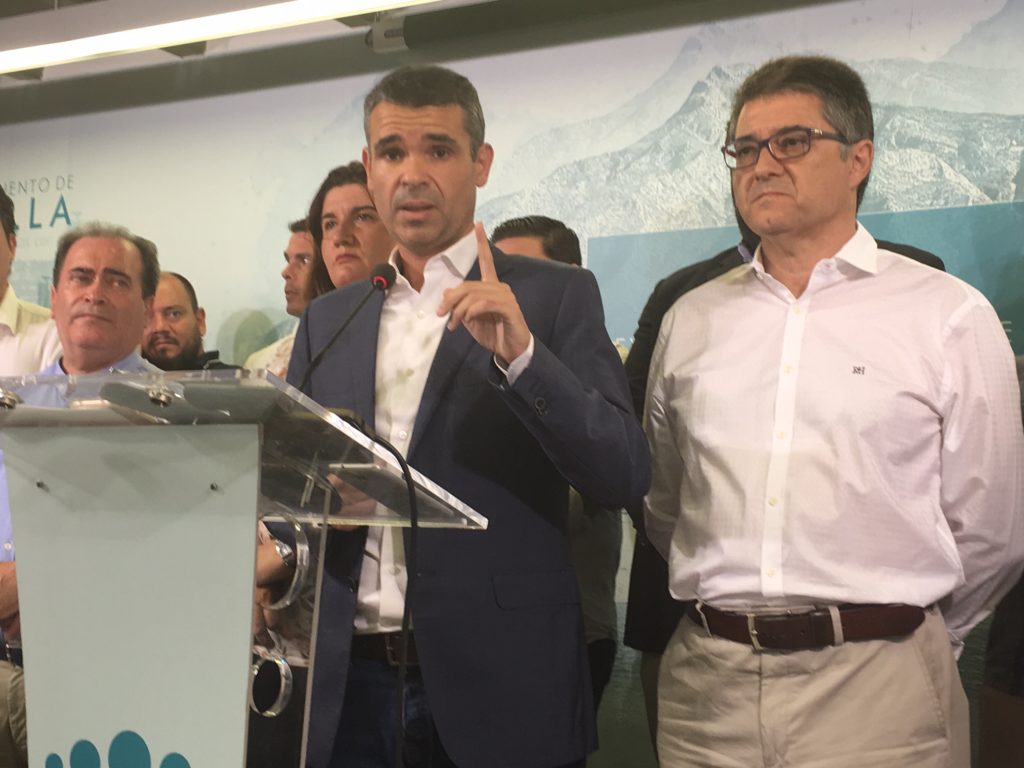 El alcalde de Marbella, José Bernal, en un momento de su comparecencia de este sábado, junto a su brazo derecho, el teniente de alcalde socialista Javier Porcuna, y el resto de ediles y cargos de confianza del PSOE. FOTO/ MARBELLA CONFIDENCIAL