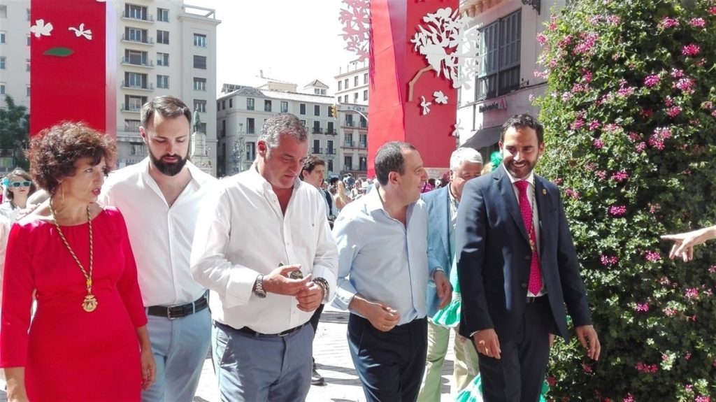 El consejero de Empleo de la Junta, Javier Carnero (tercero por la izq) y el delegado del Gobierno regional en Málaga, José Luis Ruiz Espejo (segundo por la derecha), durante su visita a la Feria de Málaga. FOTO// E.P