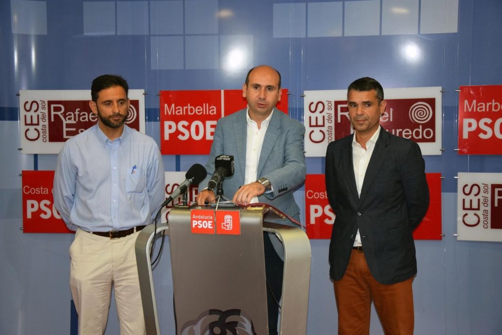 El dirigente del PSOE andaluz Francisco Conejo (centro), flanqueado por los alcaldes de Marbella, José Bernal (drcha) y José Antonio Gómez (izqda) este viernes en rueda de prensa. FOTO/ EP-PSOE