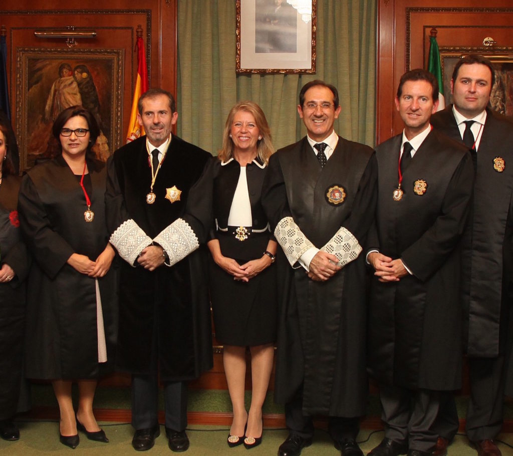 El fiscal jefe de área de Marbella, Julio Martínez Carazo (tercero por la derecha) junto a la alcaldesa de Marbella Ángeles Muñoz, en imagen de archivo durante un acto del Colegio de Abogados. FOTO/ web Ayto.