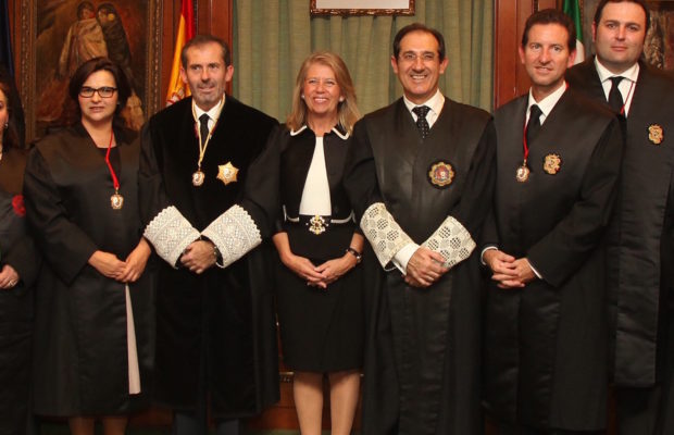 El fiscal jefe de área de Marbella, Julio Martínez Carazo (tercero por la derecha) junto a la exalcaldesa de Marbella Ángeles Muñoz, en imagen de archivo durante un acto del Colegio de Abogados. FOTO/ web Ayto.