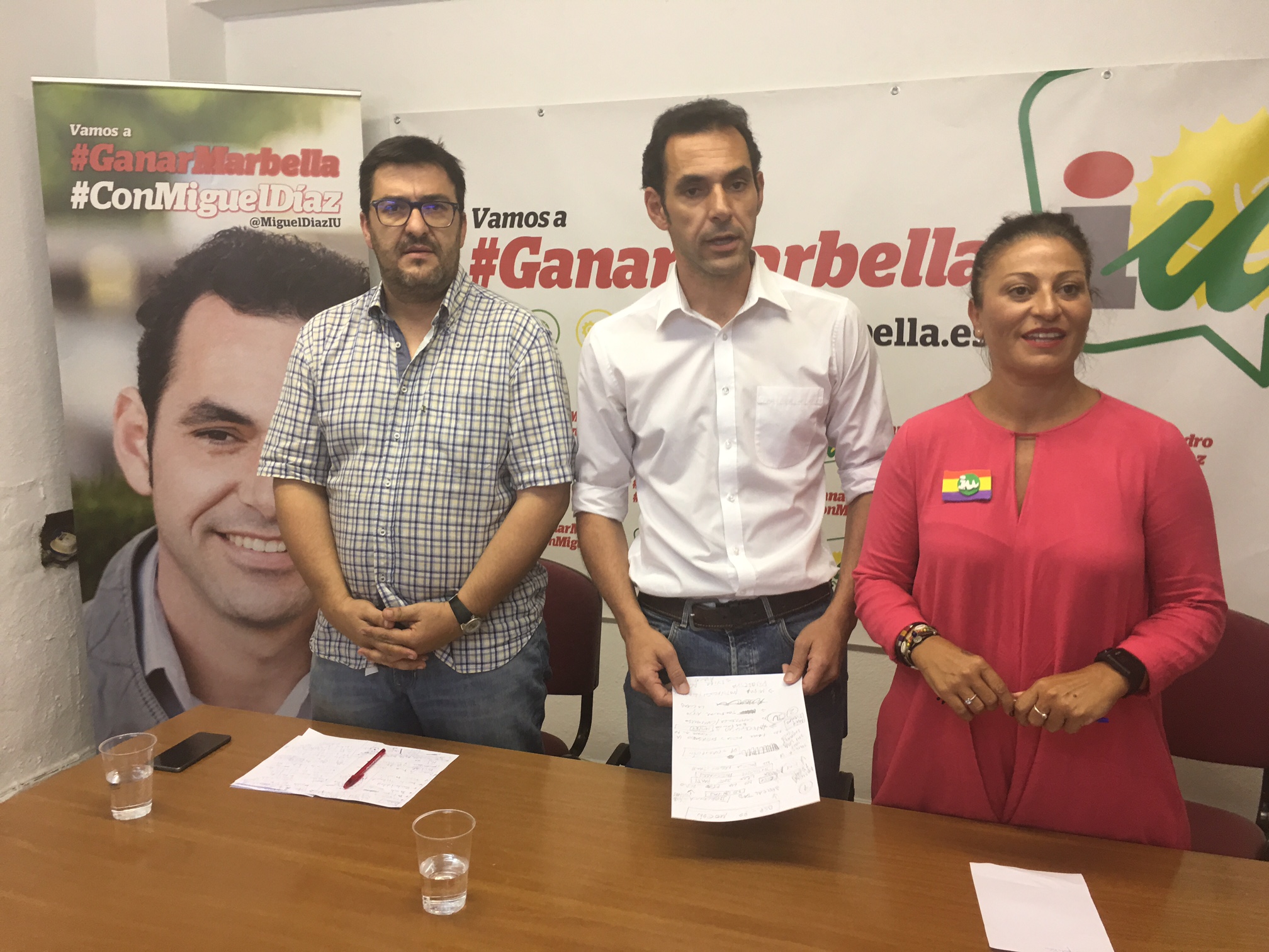 De izqda a drcha el coordinador provincial de IU y diputado, Guzmán de Ahumada; el coordinador local de Marbella, Miguel Díaz, y la edil Victoria Morales. FOTO/ MARBELLA CONFIDENCIAL