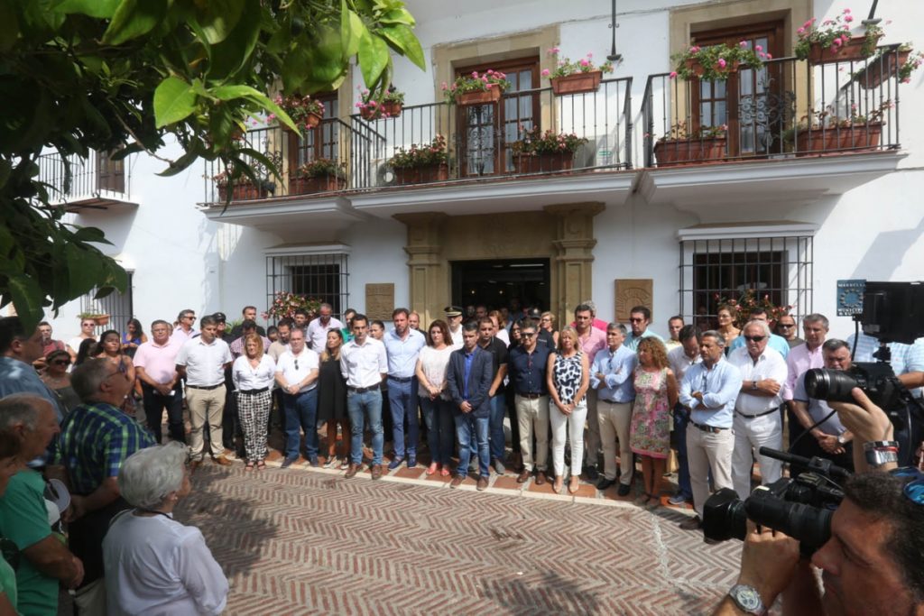 Miembros de la Corporación municipal, así como de otros partidos, además del alcalde de Valladolid, Oscar Puente, este viernes durante el minuto de silencio convocado a las puertas del Ayuntamiento.