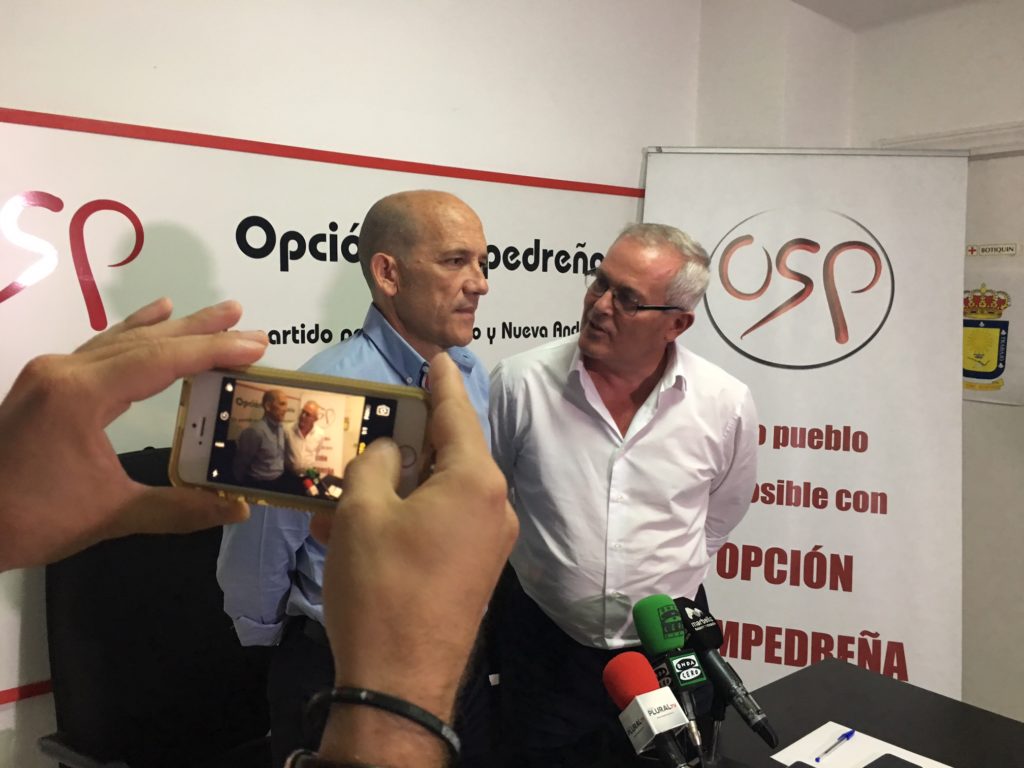 Los concejales de OSP en el momento de anunciar la moción de censura en la noche de este viernes. FOTO/ MARBELLA CONFIDENCIAL