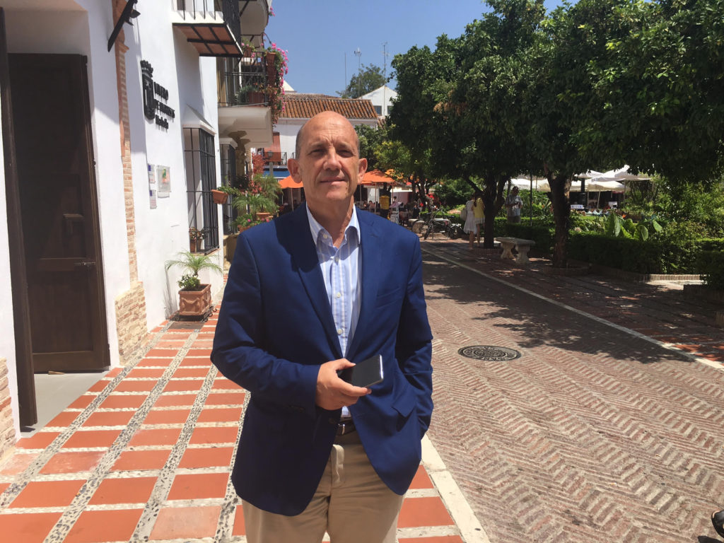 El presidente de OSP, Manuel Osorio, a su vez concejal delegado de Hacienda, a su salida del Ayuntamiento este jueves durante sus declaraciones a Marbella Confidencial . FOTO/ MC