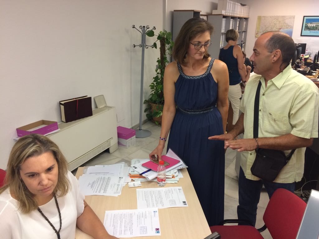 La edil de Podemos, Victoria Mendiola, y el secretario general de la formación, Manuel González, presentan un escrito dirigido al equipo de gobierno en el Ayuntamiento. FOTO// M.C