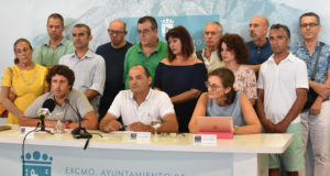 Los dos concejales de Podemos, junto al secretario general, Lolo González, arropados por miembros de su Consejo Ciudadano, este lunes en rueda de prensa. FOTO/ M.C