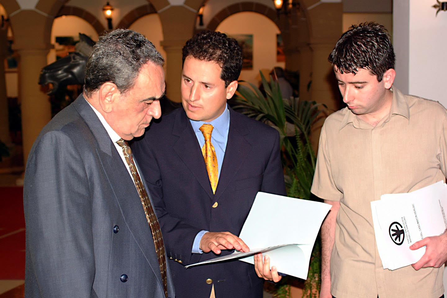 El exsecretario municipal de Marbella Leopoldo Barrantes, primero por la izquierda, junto a los exediles del PA Carlos Fernández (centro) y Pablo Núñez en una imagen de 2002. FOTO/ JAVIER MARTÍN
