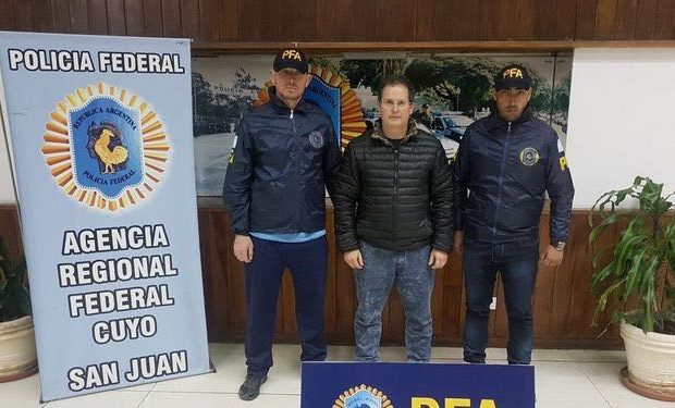 Imagen de la llegada de Carlos Fernández detenido a las dependencias de la Policía Federal Argentina en a madrugada de este viernes. FOTO/ POLICÍA FEDERAL ARGENTINA