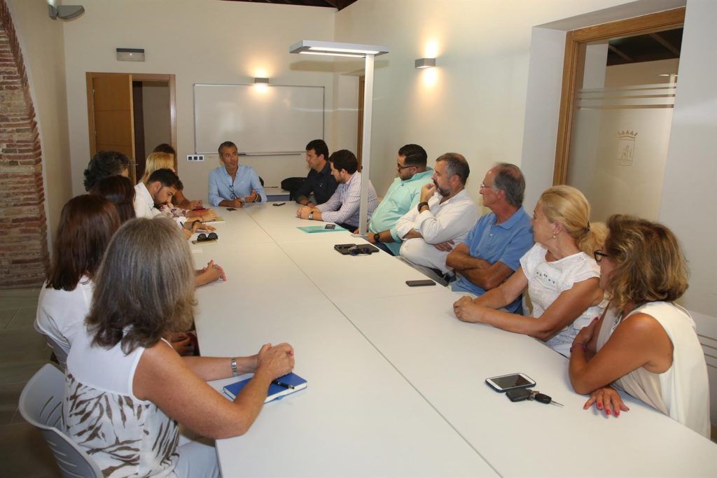 El concejal de Comercio, José Eduardo Díaz, reunido este jueves con comerciantes y empresarios. FOTO/ Ayto-EP