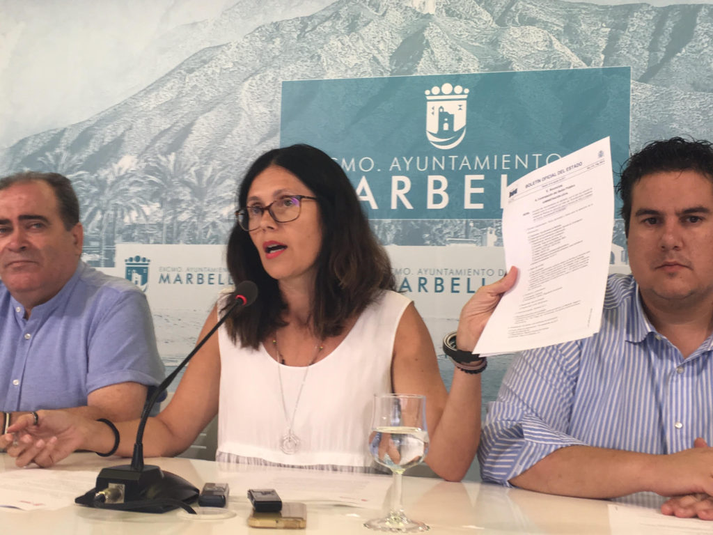 La exedil de Urbanismo de Marbella, Isabel Pérez, flanqueada por los también concejales socialistas Francisco García (Limpieza) y Manuel García (Fiestas y Juventud) este martes en rueda de prensa. FOTO/ MARBELLA CONFIDENCIAL